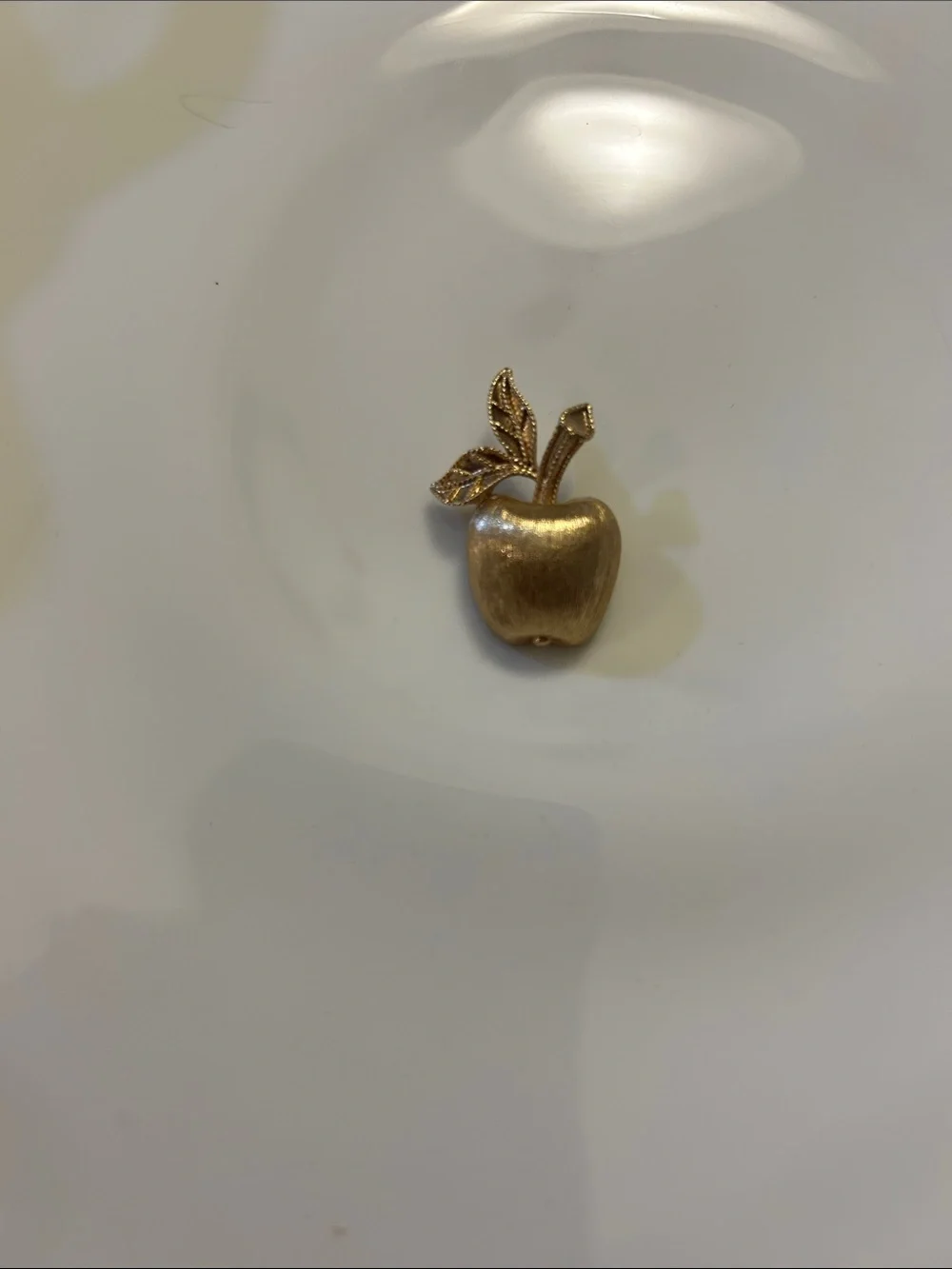 Avon Vintage/Retro Gold Tone 1970’s Apple Brooch Pin 17mm